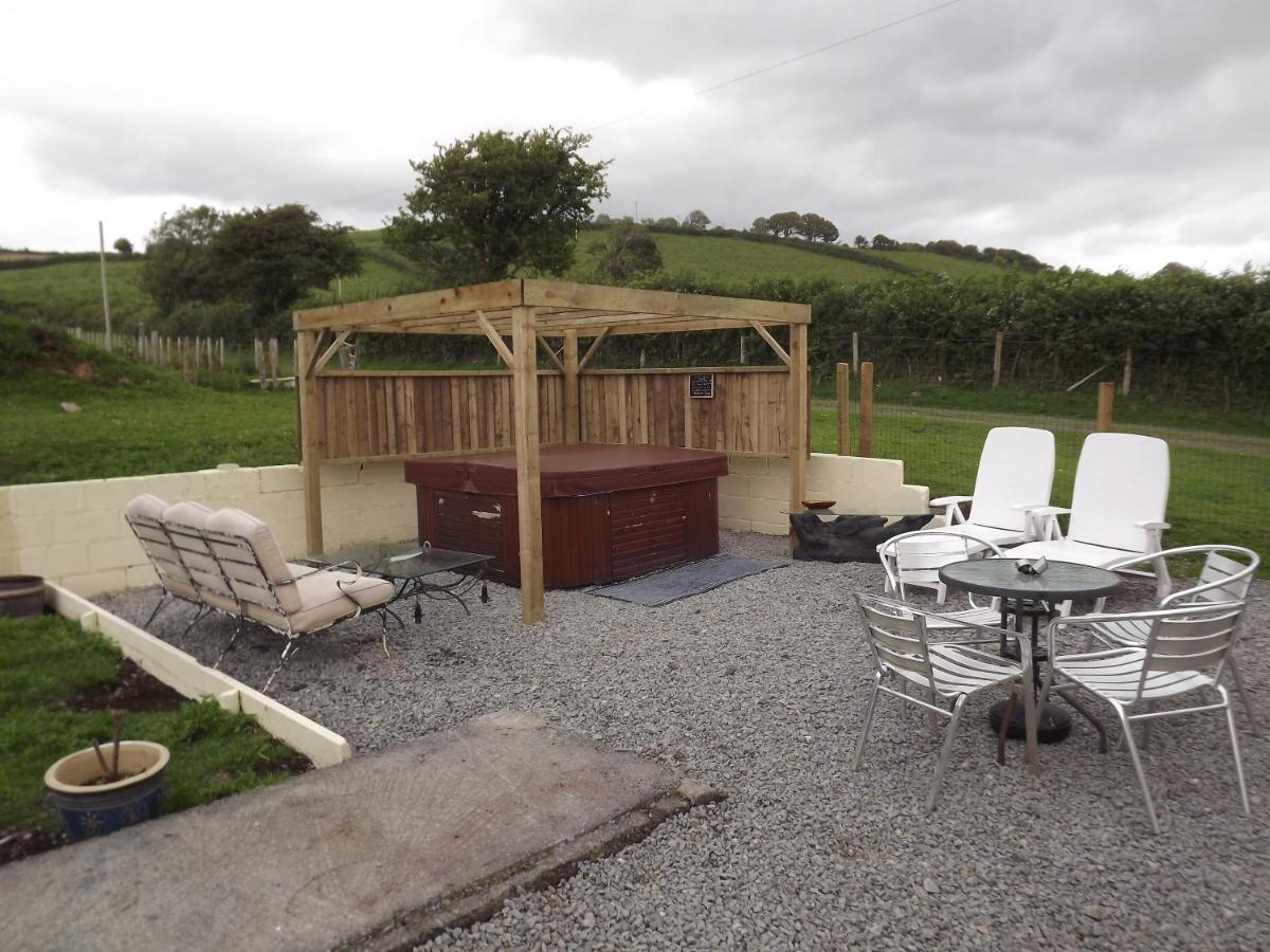 Marsh Water Ponds Fishery Villa Kidwelly Exterior foto