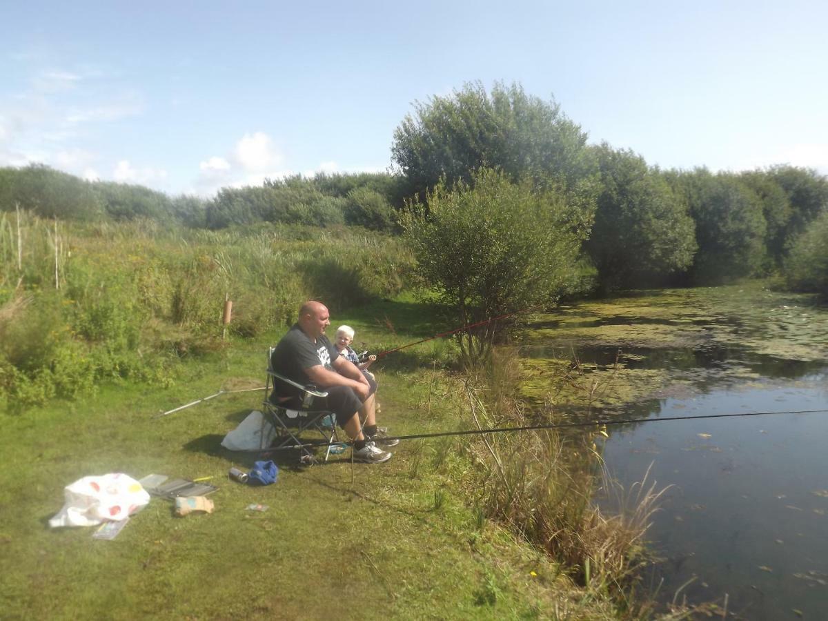 Marsh Water Ponds Fishery Villa Kidwelly Exterior foto