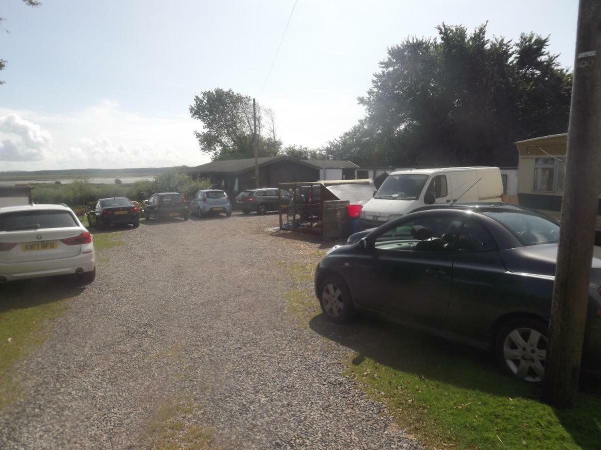 Marsh Water Ponds Fishery Villa Kidwelly Exterior foto